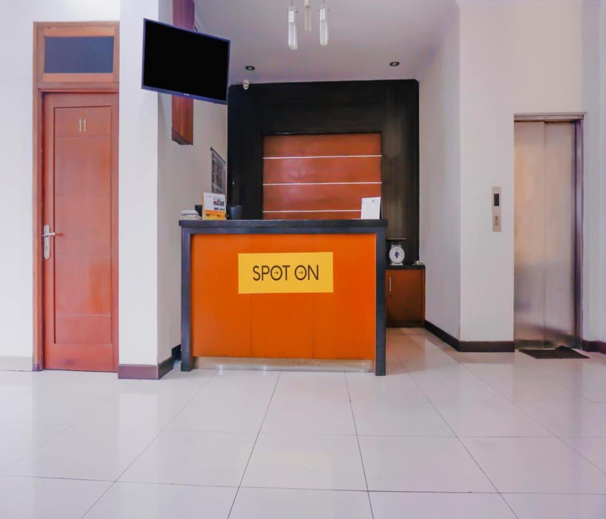Oyo 2357 Syariah Grand Raudhah Hotel Jakarta Exterior foto