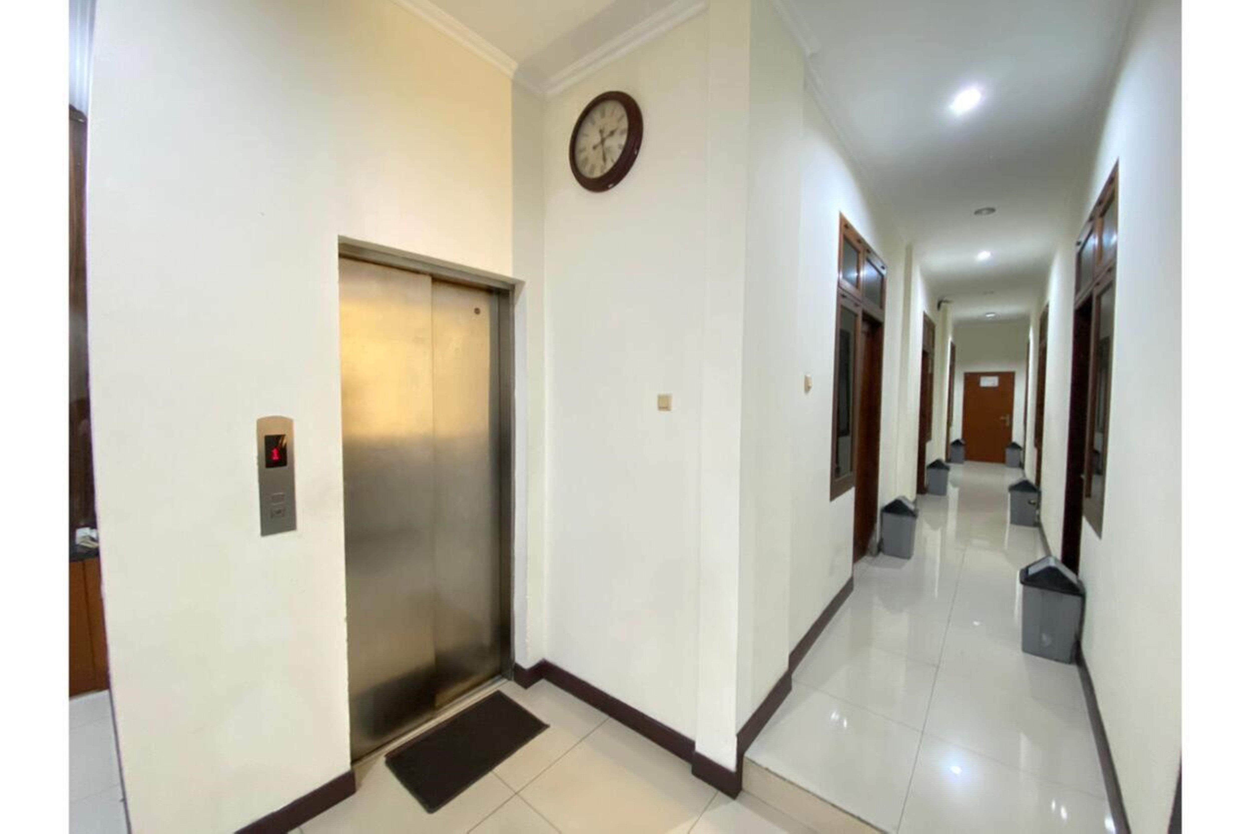 Oyo 2357 Syariah Grand Raudhah Hotel Jakarta Exterior foto